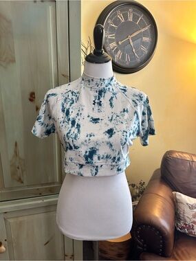 Under Armour White & Teal Tie-Dye Short Sleeve Crop Top